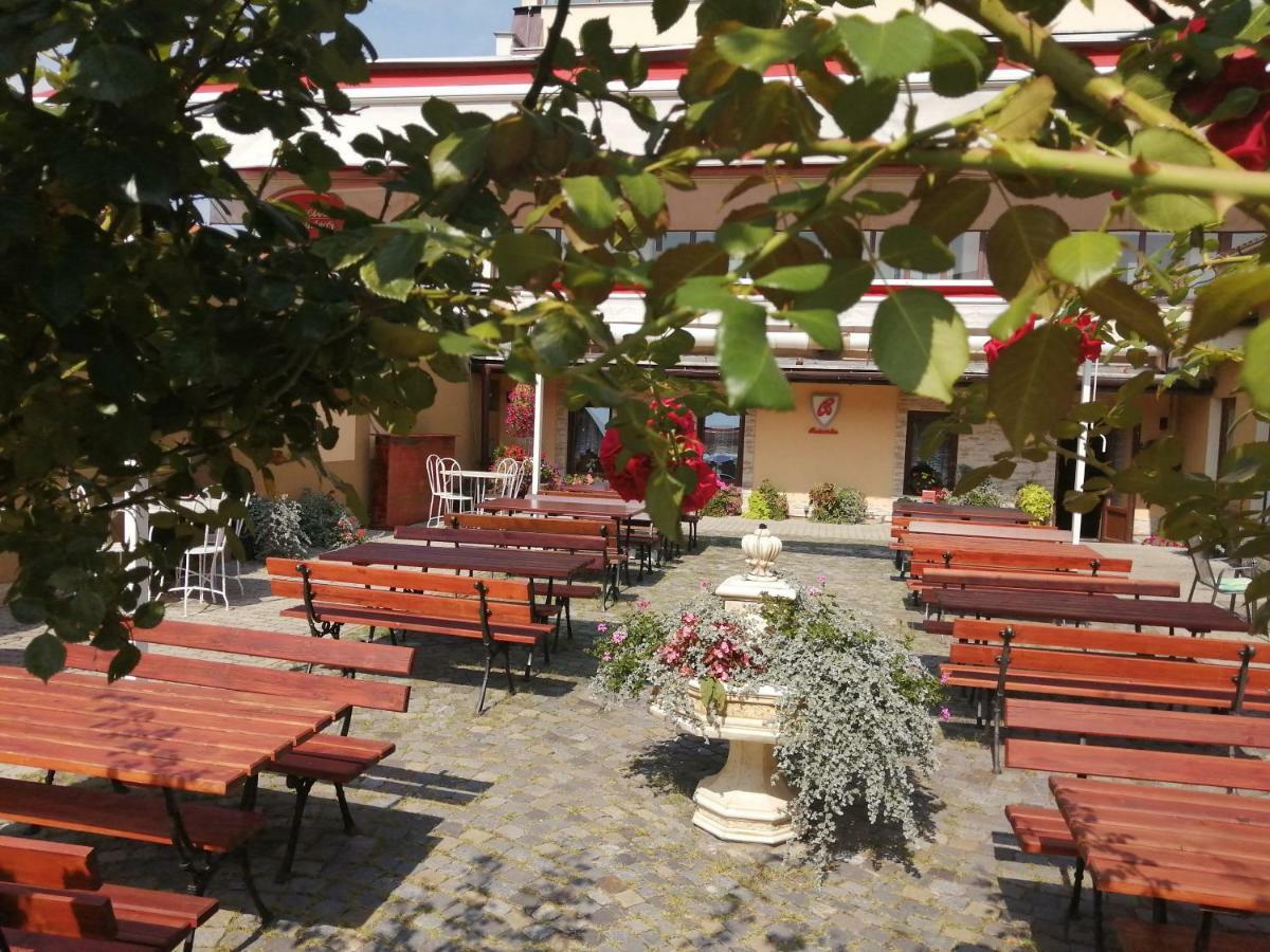 Hotel San Holíč Exteriér fotografie